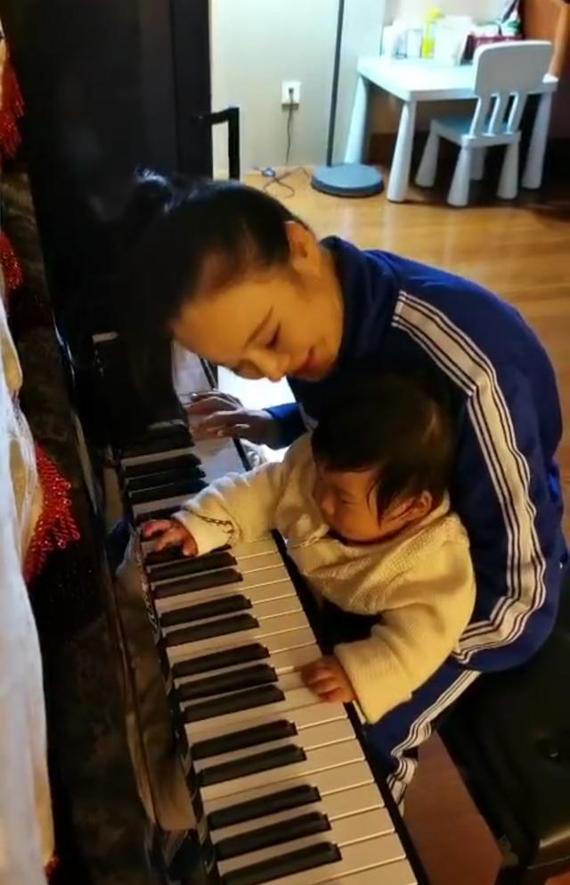 冉莹颖首次曝光三胎弹钢琴画面，网友：四胎再生一个女儿