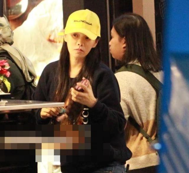 伊能静素颜"遛娃"仍有少女感,身材气质出众,脸上皱纹却很真实