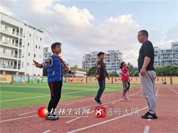 曝光!桂林小学生跳绳成