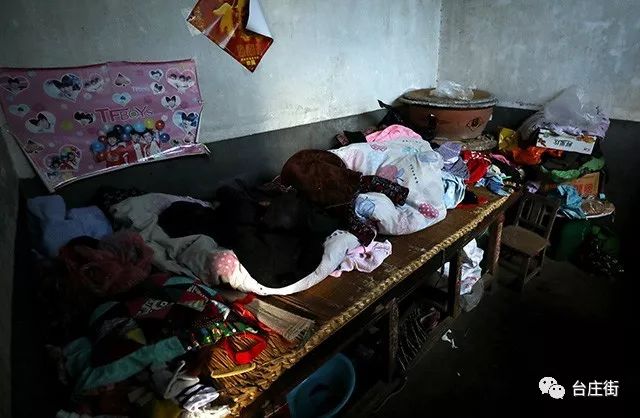 梦回街头，母爱与渴望的交织——解梦我与母亲逛街未得心仪之衣