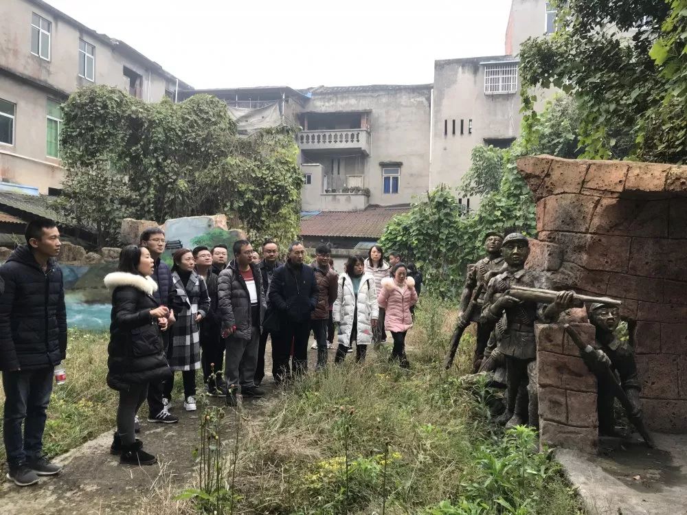 职工到合川区钱塘镇金子沱社区开展了"红色基地忆峥嵘 不忘初心跟党走