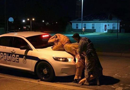 地铁员工偷拍裙底 这季节?轻松一刻12月18日