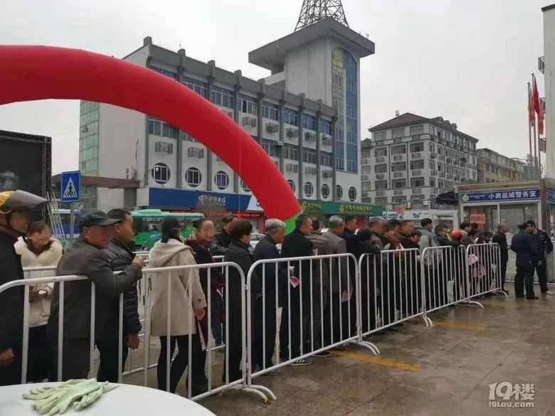 存1万送1斤猪肉！银行拉存款活动引网友热议：我差的是那1斤肉吗