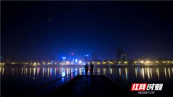 一对情侣正在欣赏美丽的湘江夜景.东洲岛璀璨烟花.东洲岛璀璨烟花.