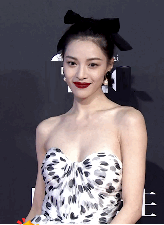 时尚先生盛典红毯《芳华》组合抢镜: 杨采钰似仙女,钟楚曦真敢穿