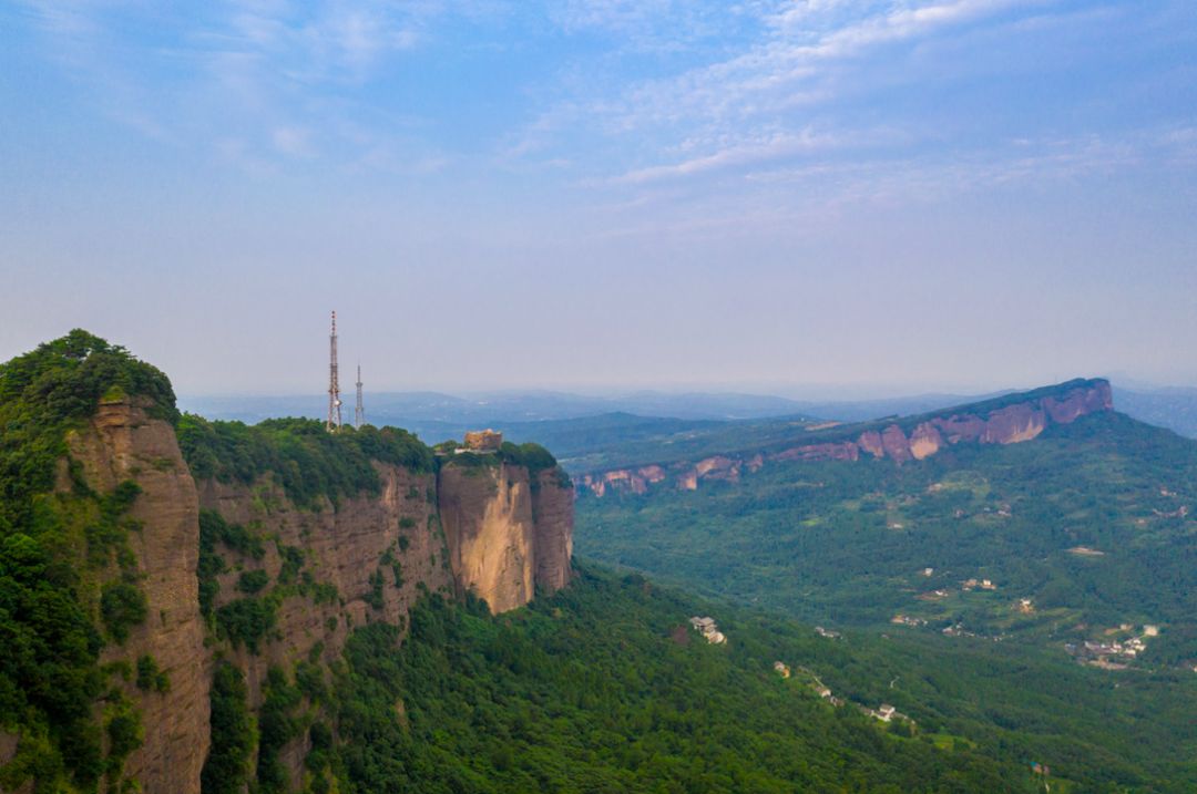 当前地学认为:在侏罗纪时期,四川周围隆起成山,盆地积水成湖,因受强烈