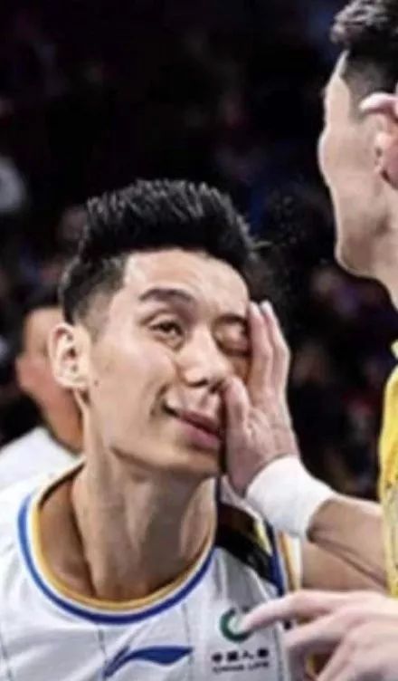 林书豪太难了!扫眼,挨肘,他若提出离开cba我们一点不意外
