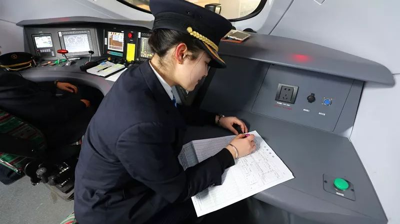 乌鲁木齐机务段:祝贺!首批女火车司机正式上岗!