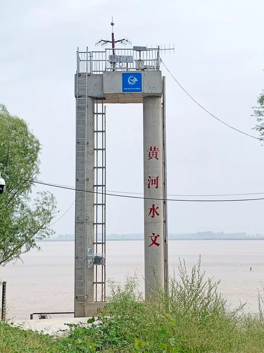 这是今年汛前新建的"花园口水文站水文要素测验平台,为了保证它的