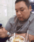 搞笑gif:谁知道这是哪,我要办年卡,多少钱都办的那种