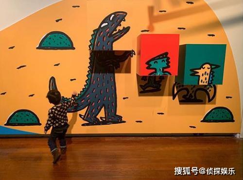 陳妍希難得曬兒子，３歲兒子小星星長高了，墊腳摸恐龍壁畫超呆萌 娛樂 第5張