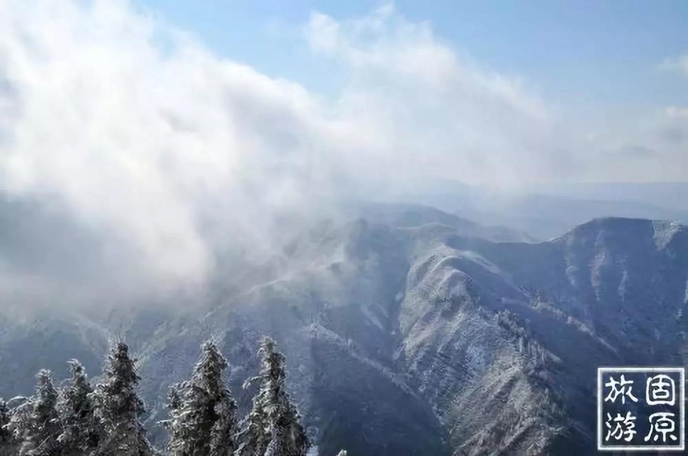 冬日的 六盘山旅游景区成为雪色王国,六盘大地银装素裹,晶莹剔透的