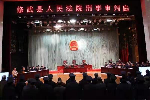 企业为依托,拉拢腐蚀党政干部,骗取荣誉和权力,不断扩大黑恶势力,在