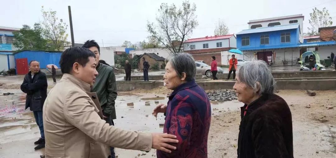 河南省邓州市十林镇柳堰村的小学广场日前张灯结彩.