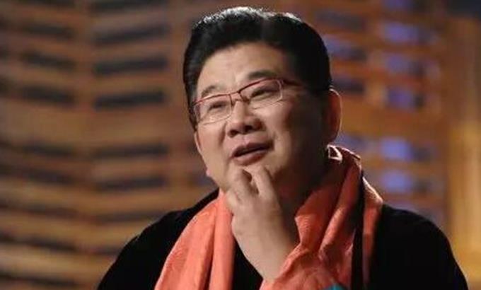 56岁著名主持人曹可凡近照,心宽体胖精神好,与