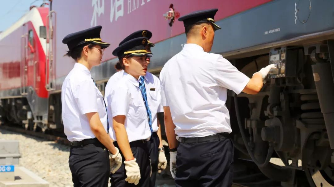 乌鲁木齐机务段祝贺首批女火车司机正式上岗