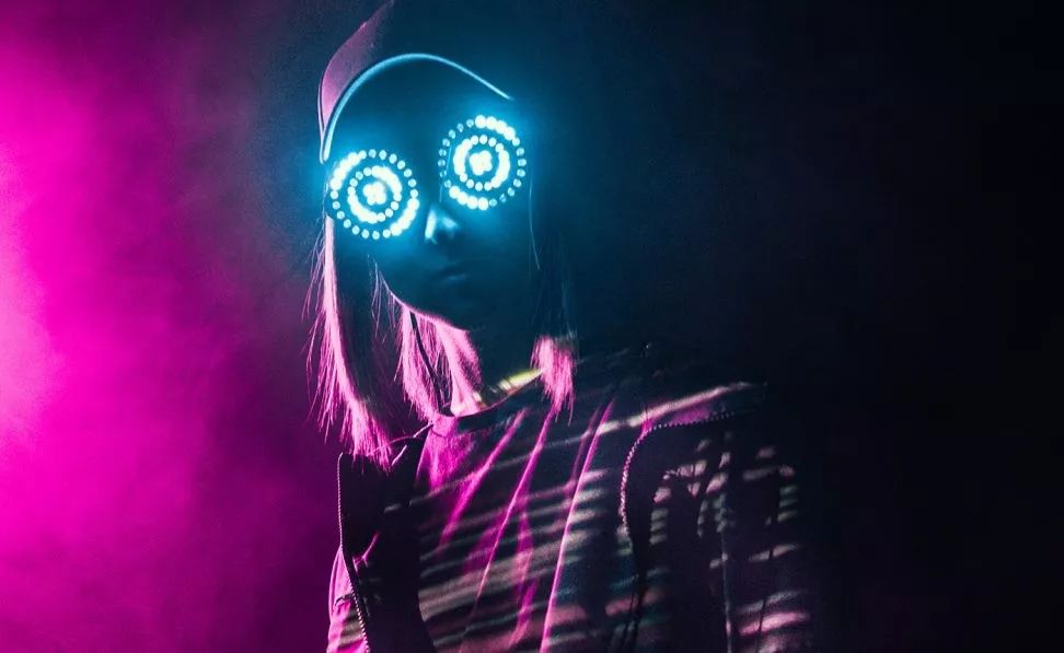 在glitchhop热度暴增的2019年末将它带入更大众的阶段