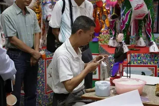 八雅轩丨【八雅人生】中国人烧给死人的纸扎,竟登上巴黎设计周,老外赞