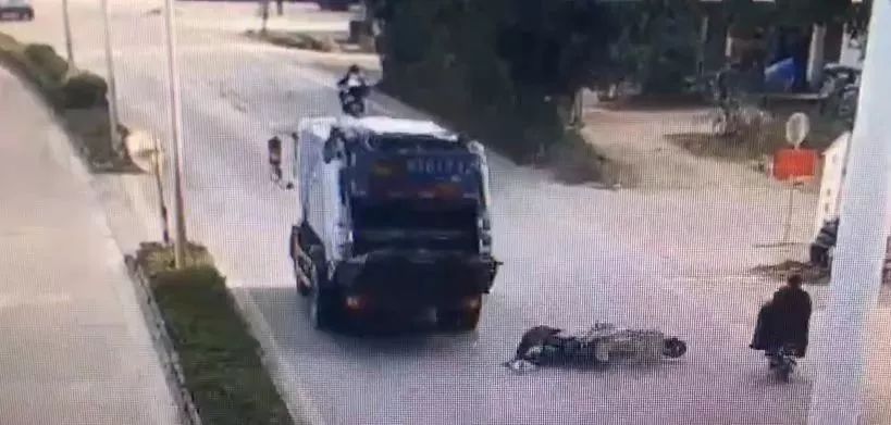 四会下布市场路段发生一起货车与摩托车刮碰的交通事故,摩托车驾驶员