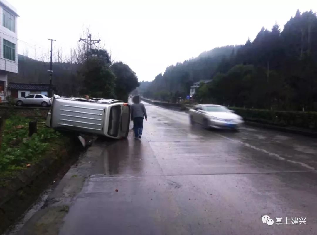 天雨路滑,面包车撞路边围墙侧翻路边