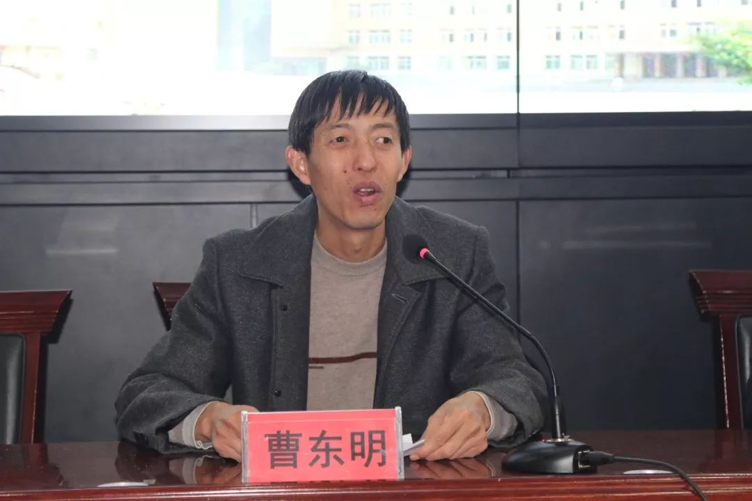 教务处曹东明主任宣读受表彰的优秀学生名单,并希望受表彰的同学们