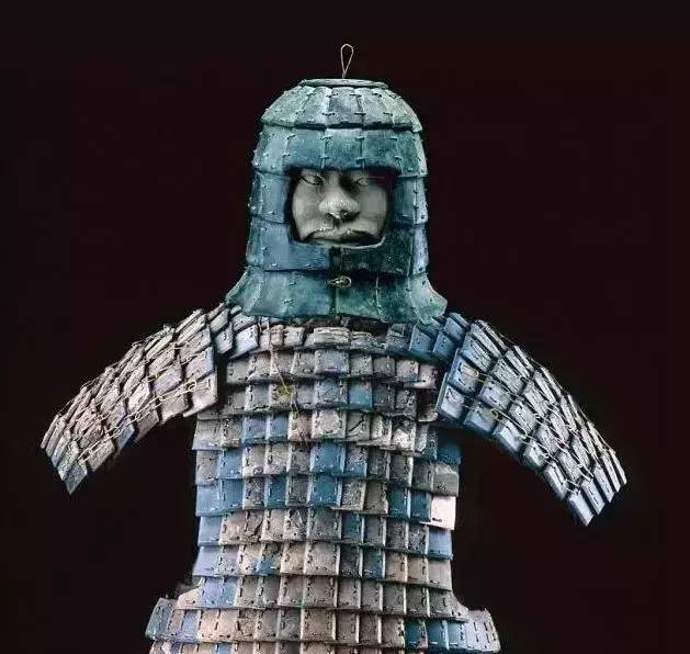 在秦朝时期,出兵打仗自然是需要戴头盔铠甲的,但是有一种情况例外,那