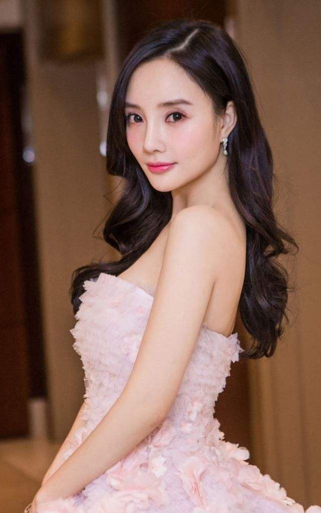 李小璐有多大魅力?身材好只是其次,迷离的双眼叫人抵挡不住