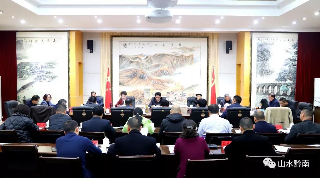 今天州长吴胜华主持召开座谈会专题听取对政府工作报告的意见和建议