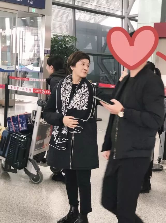 邓婕素颜不遮掩,穿的也很普通,全身却散发高雅气质!