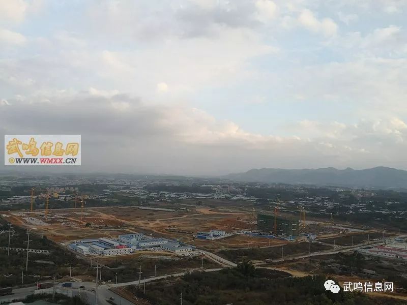 武鸣高中定罗湖校区工地也在施工建设中,未来的标营新区将会更加热闹