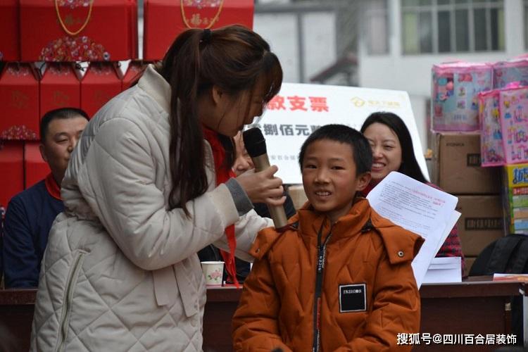 出席此次捐赠仪式的有百合居装饰集团董事长温正勇先生,运营总监张蓉