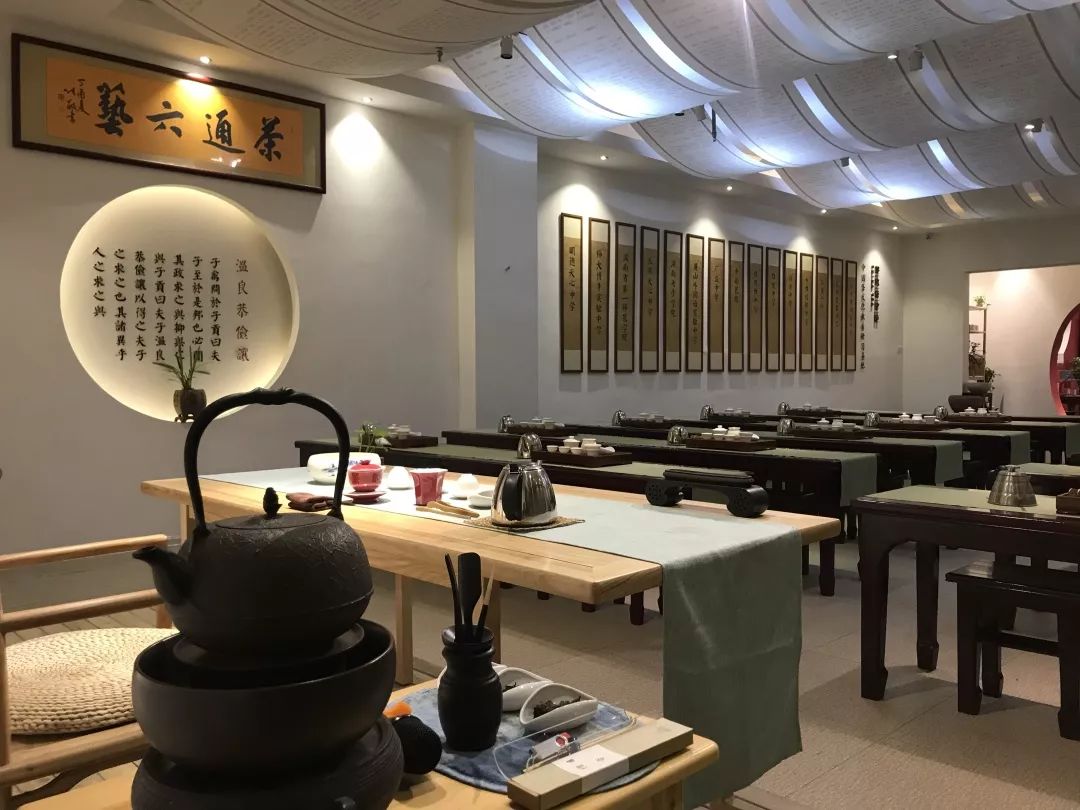 茶文化意为饮茶活动过程中形成的文化特征,包括茶道,茶德,茶联,茶书