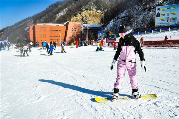 (洛阳伏牛山滑雪度假乐园 供图) 返回搜狐