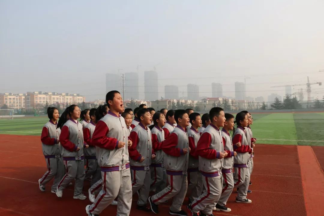 校园资讯站好每一列走好每一步莱西国开实验学校初一队列队形比赛