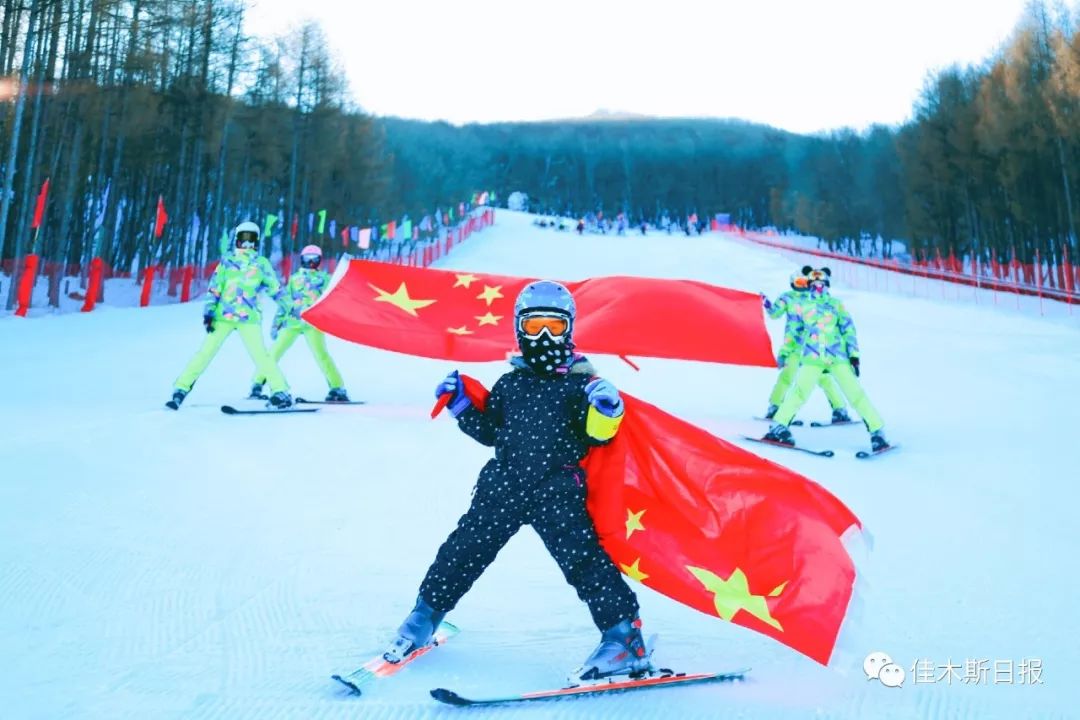 新闻详情 卧佛山滑雪场上,赫哲族人翩翩起舞; 佳木斯大学校园中,速滑