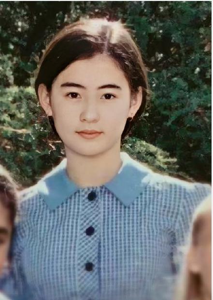 娱乐圈混血女星的童年照,张榕容不输吉娜,李嘉欣精致的像个娃娃