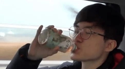 lol载入史册的4大表情,faker"吨吨"喝水第二,第一经典不用提