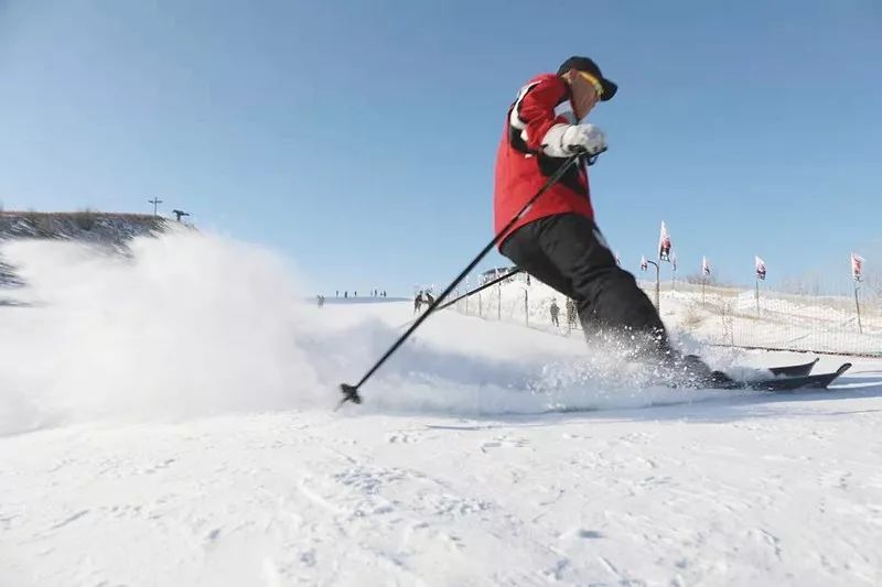 明月岛滑雪场开滑了