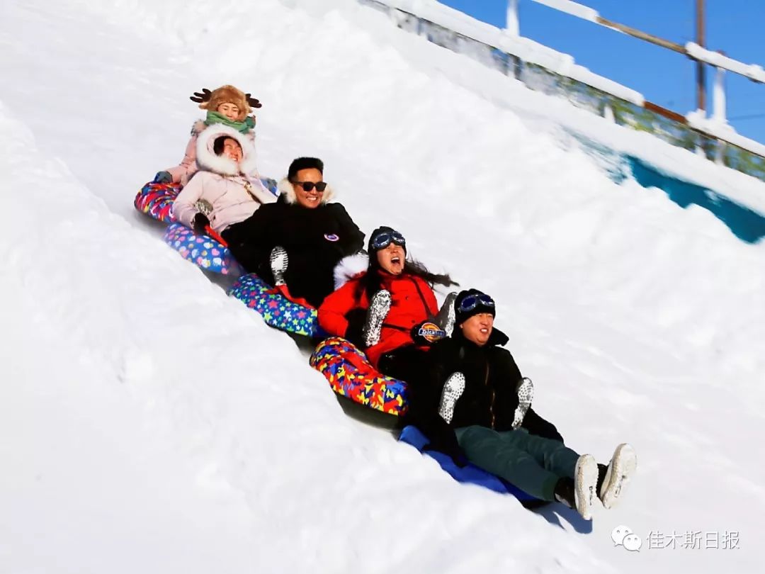 新闻详情卧佛山滑雪场上,赫哲族人翩翩起舞; 佳木斯大学校园中,速滑