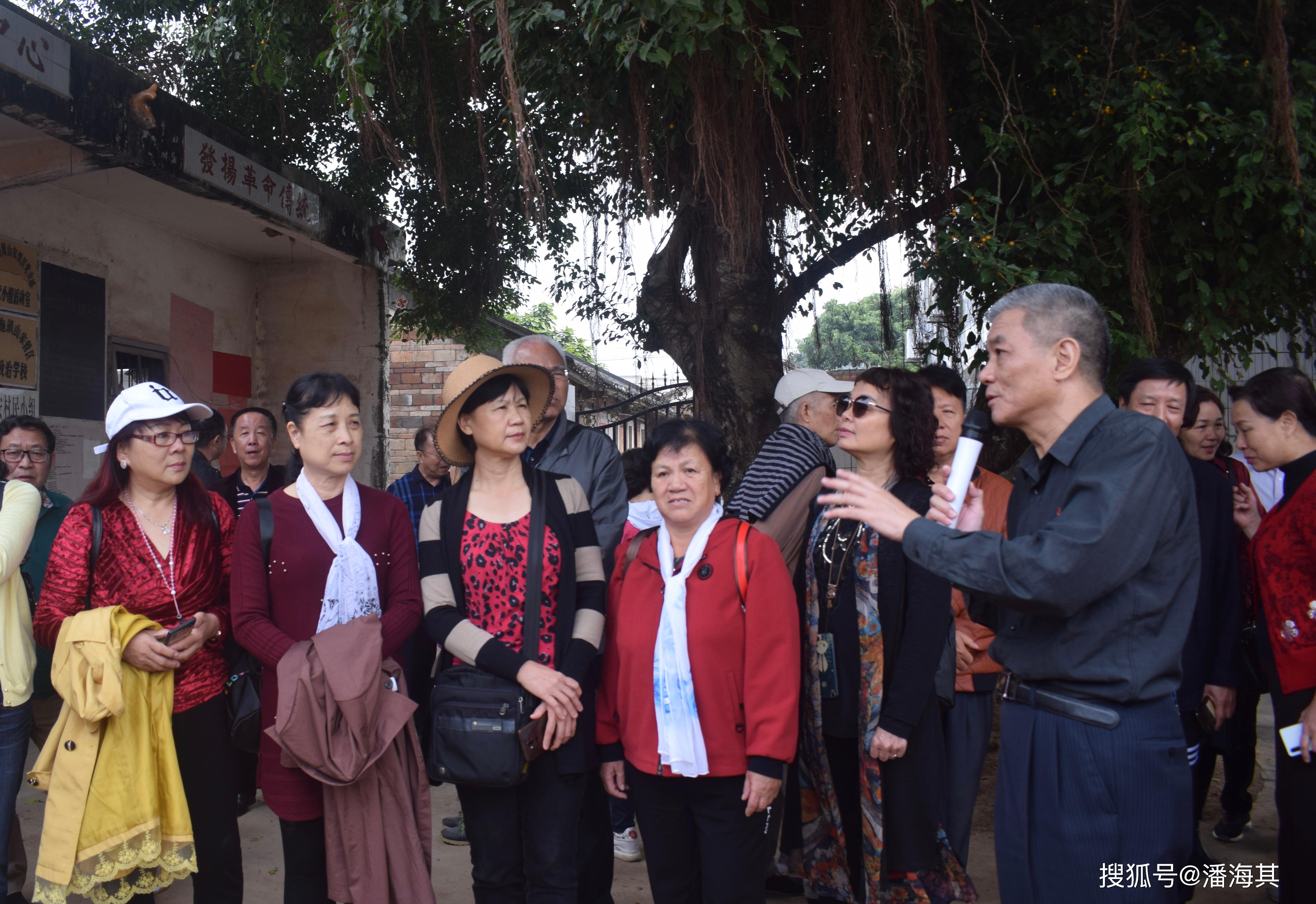 南路粤桂边纵子弟革命老区寻访团先后到界炮镇山内村南路老一团西征