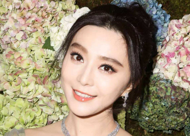 原创39岁范冰冰换短发重回巅峰,登台获奖气场十足:不愧是豪门范爷