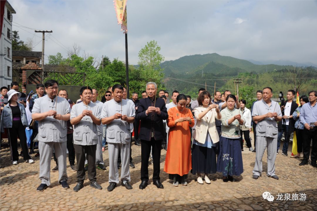 哥窑是中国五大名窑之一而龙泉市查田镇正是哥窑故里位于龙泉市查田镇