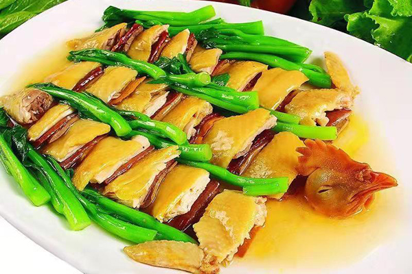 此菜造型美观,芡汁明亮.广州文昌鸡白切贵妃鸡特点:著名的粤式菜肴.