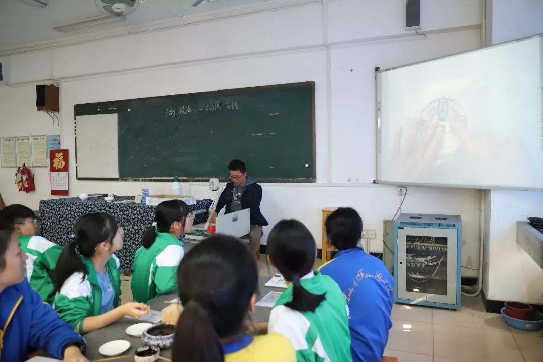 梁远栊老师授课,作示范粤澳共同制作认真描摹过稿老师体验教师辅导