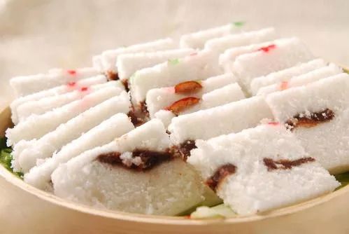 杭州人冬至吃年糕图吉利,寓意年年长高.