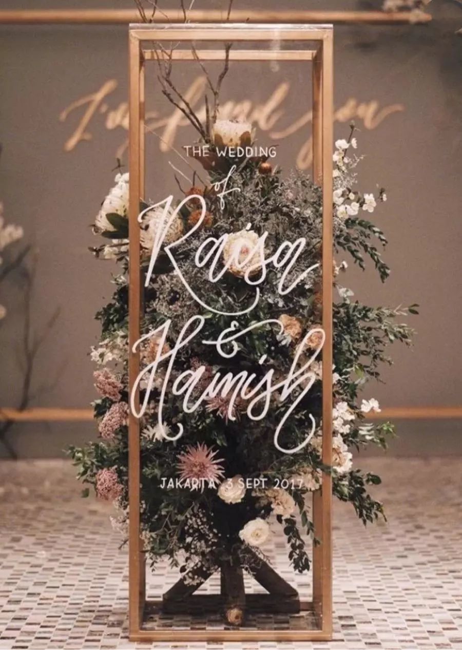 透明亚克力板搭配鲜花的婚礼迎宾牌,简约而又精致.