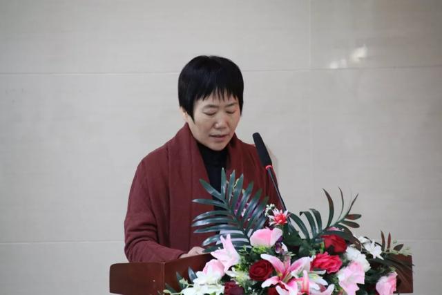 作者代表杨素梅女士发言