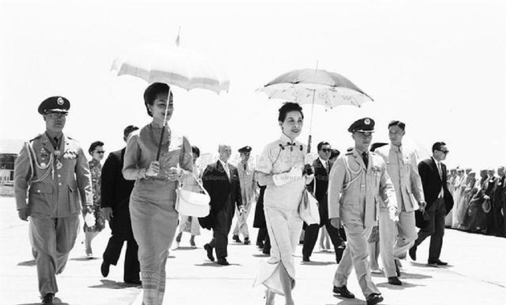 65岁宋美龄遇上31岁诗丽吉,旗袍尽显东方神韵