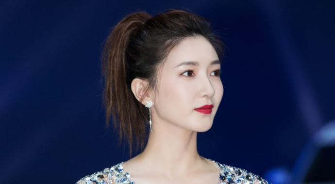 江疏影跪地合影 江疏影为什么跪下合影原因曝