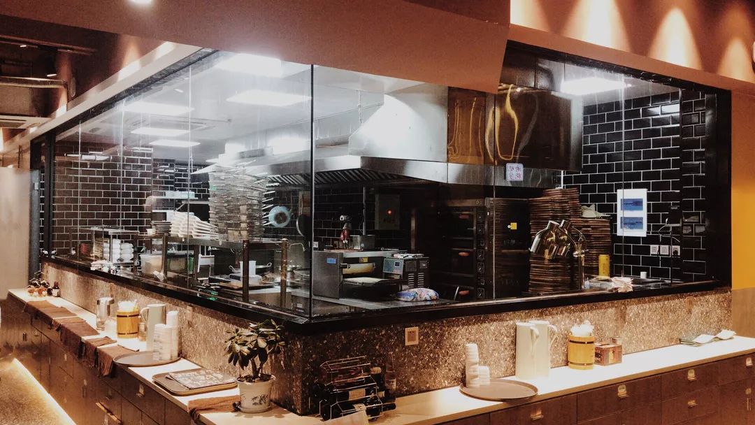 "360°透明厨房的西餐魅力"  在开放式的厨房亲眼看见大厨从切肉到煎